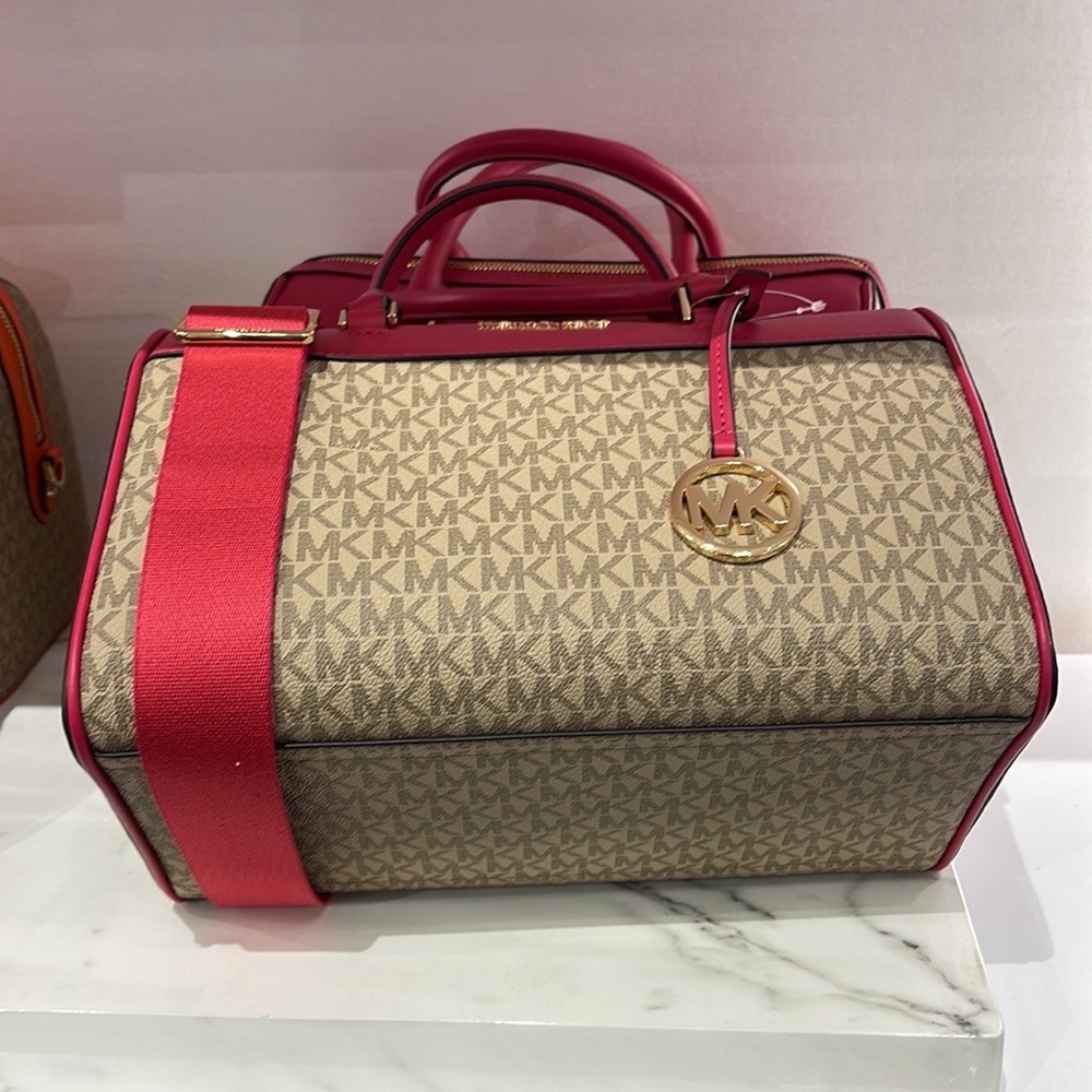 Michael Kors med Duffel Travel - Leather/Coated
Carmine Pink 
MD DUFFLES
NWT - Picture 14 of 16